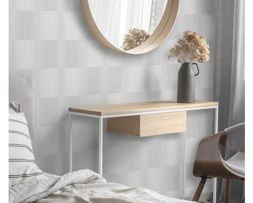 Schlafzimmer mit geometrischer Tapete, Konsole, Spiegel und Dekoration