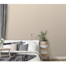 Schlafzimmer mit beiger Textiltapete, Bett und Zimmerpflanze