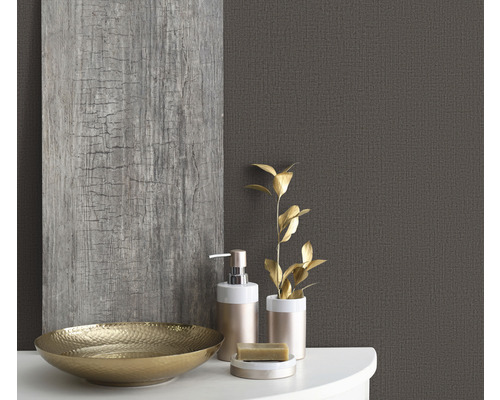 Badezimmerstillleben mit Schale, Seifenspender und Holzwandpaneel