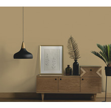 Wohnzimmer mit Kommode, Hängelampe und Zimmerpflanze
