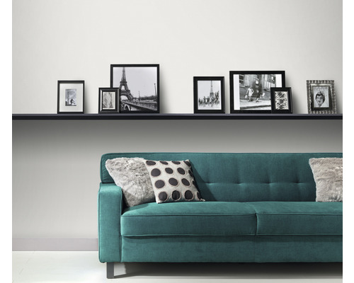Zimmergestaltung mit Sofa, Regal und Bilderrahmen