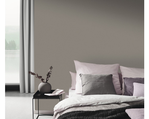 Schlafzimmer mit gemusterter Tapete, Bett und Nachttisch