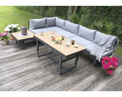 Gartensitzgruppe mit Ecksofa und Tischen auf einer Terrasse
