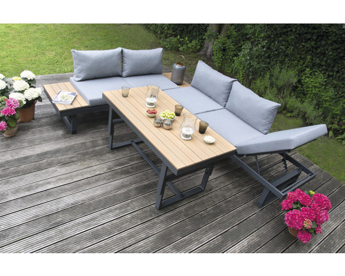 Gartenmöbel-Set mit Tisch, Bank und Kissen auf einer Terrasse