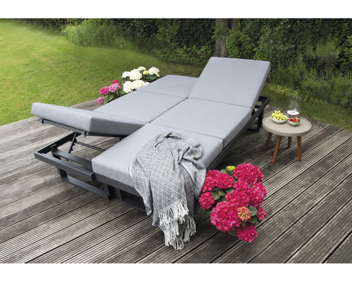 Zwei graue Gartenliegen mit Beistelltisch auf einer Terrasse