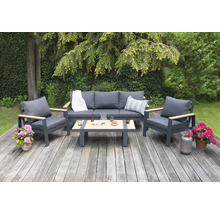 Gartenlounge-Set mit Sofa, Sesseln und Tisch auf einer Holzterrasse