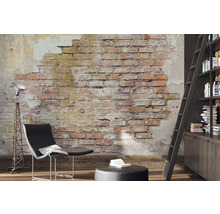 Wohnzimmer mit Ziegelwand-Tapete, Sessel, Stehlampe und Bücherregal mit Leiter