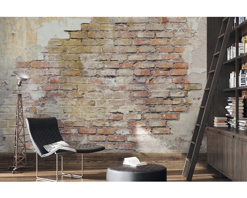 Wohnzimmer mit Ziegelwand-Tapete, Sessel, Stehlampe und Bücherregal mit Leiter