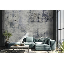Wohnzimmer mit Sofa, Couchtisch, Pflanze und gemusterter Tapete für ein modernes Wohnambiente.