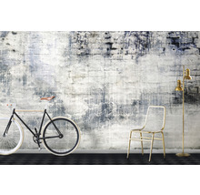Dekoratives Interieur mit Fahrrad, Stuhl und Stehlampe vor einer Wandtapete im urbanen Stil