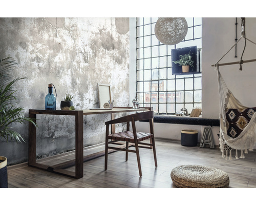 Heller Raum mit Schreibtisch, Stuhl, Hängesessel und großem Fenster