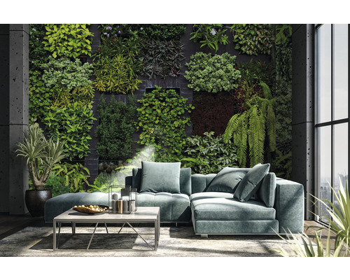 Wohnzimmer mit begrünter Wand, Sofa und Couchtisch für ein natürliches Ambiente