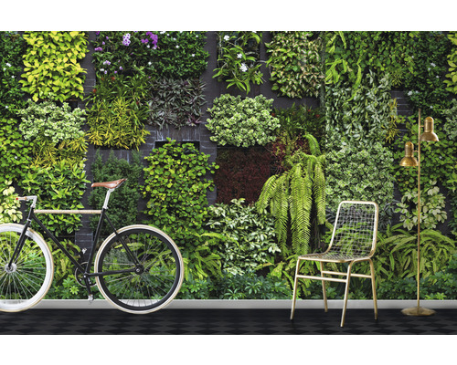 Wandbegrünung mit Fahrrad, Stuhl und Stehlampe für eine lebendige Raumgestaltung.