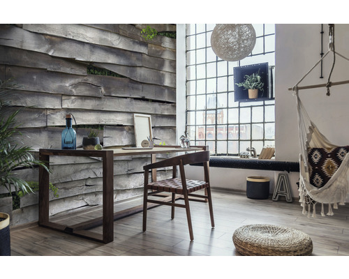 Helles Arbeitszimmer mit Schreibtisch, Stuhl und dekorativer Wandgestaltung in Holzoptik