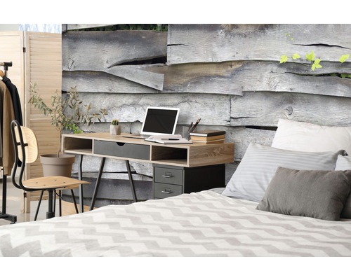 Helles Schlafzimmer mit Bett, Schreibtisch mit Laptop und Holzwandtapete