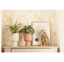 Dekoratives Wohnambiente mit Zimmerpflanzen in Pflanzgefäßen und Tigerfigur