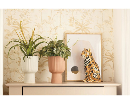 Dekoratives Wohnambiente mit Zimmerpflanzen in Pflanzgefäßen und Tigerfigur