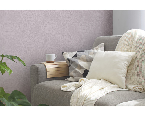 Wohnzimmer mit floraler Tapete, Couch und Kissen
