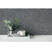 Nahaufnahme einer grauen Blumentapete mit Dekoration