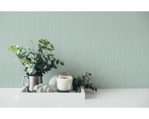 Dekorative Szene mit Vase, Kerze und Tapete
