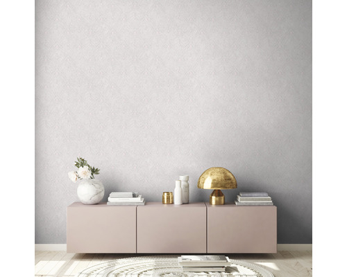 Szene mit gemusterter Tapete, Kommode, Lampe und Dekoration