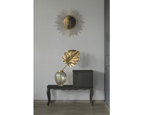 Dekoratives Arrangement mit Spiegel, Blumenvase und Schrank auf einem Tisch