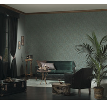 Elegantes Wohnzimmer mit Sofa, Sessel, Zimmerpflanze und gemusterter Tapete