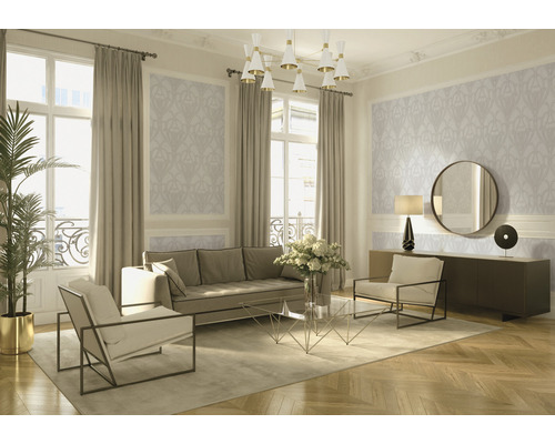 Wohnzimmer mit Sofa, Sesseln, Couchtisch, Kommode, Spiegel, Stehlampe, Zimmerpflanze, Vorhängen und Tapete