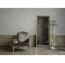 Elegantes Interieur mit Sessel, Spiegel und Kerzenständer