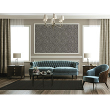 Klassisch eingerichtetes Wohnzimmer mit Sofa, Sessel, Teppich und Dekoration
