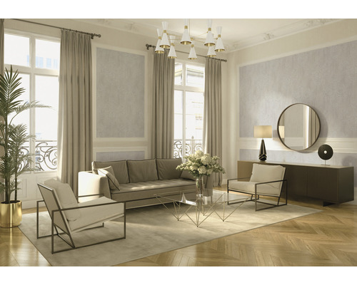 Helles Wohnzimmer mit Sofa, Sesseln, Couchtisch und Vorhängen