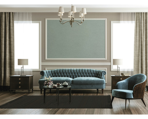 Klassisches Wohnzimmer mit Sofa, Sessel, Teppich und Dekor