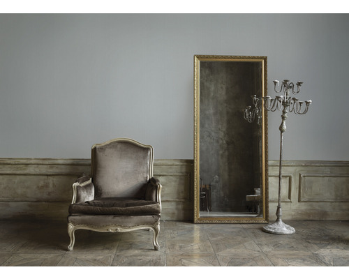 Vintage Sessel, Spiegel und Kerzenständer in einem Interieur