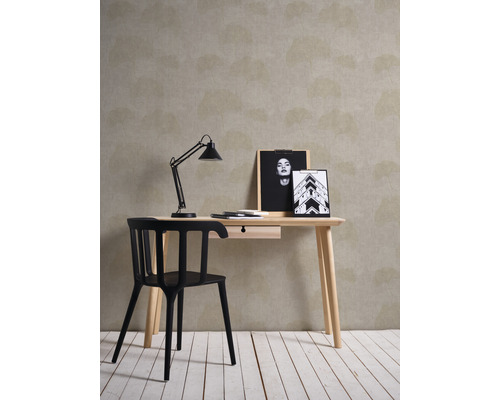 Arbeitszimmer mit Schreibtisch, Stuhl und Lampe