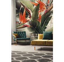 Wohnzimmer mit Blumenmustertapete, Sessel, Sofa und Teppich