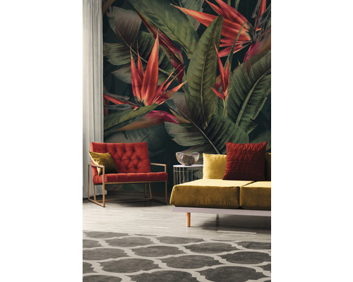 Wohnzimmer mit tropischer Fototapete, Sessel und Sofa