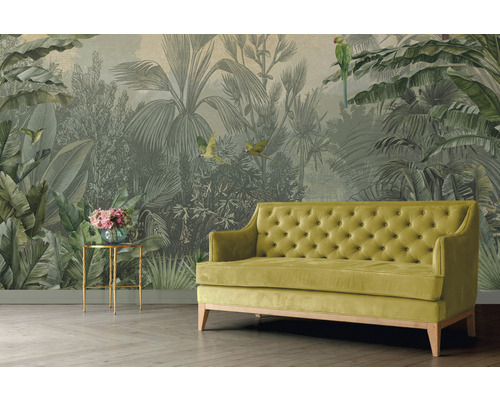 Wohnzimmer mit Dschungeltapete, Sofa und Beistelltisch