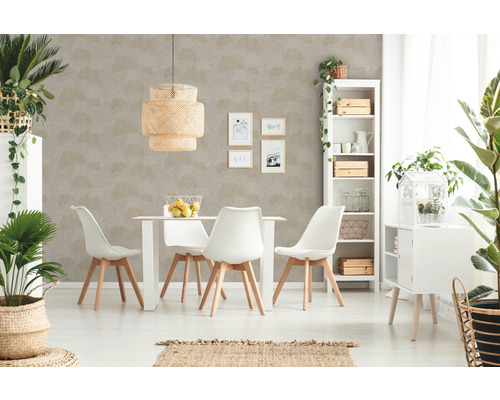 Helles Esszimmer mit Esstisch, Stühlen, Lampe, Regalen und Zimmerpflanzen
