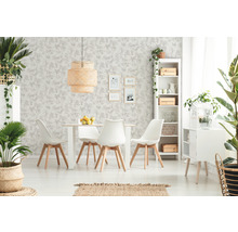 Heller Essbereich mit Esstisch, Stühlen, Rattanlampe und gemusterter Tapete