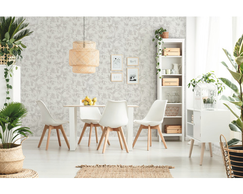 Heller Essbereich mit Esstisch, Stühlen, Rattanlampe und gemusterter Tapete