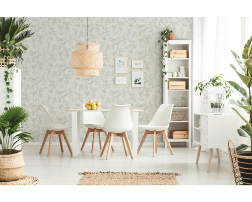 Helles Esszimmer mit Esstisch, Stühlen, Rattanlampe und botanischer Tapete