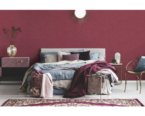 Schlafzimmer mit Bett, Nachttisch und dekorativen Elementen für eine gemütliche Atmosphäre.