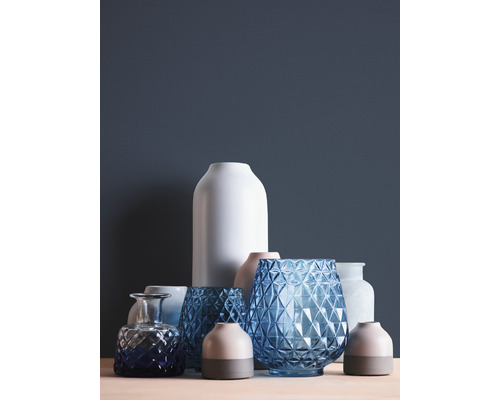 Dekorative Vasen aus Glas und Keramik auf einem Tisch