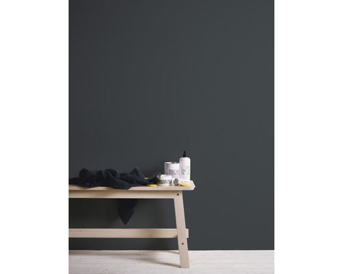 Helles Holzregal mit Handtuch, Kosmetikdose und Seifenspender vor dunkler Wand