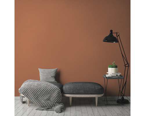 Wohnzimmer mit Sofa, Hocker, Stehlampe und Dekoration auf einem Beistelltisch
