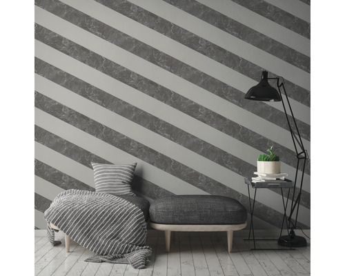 Raum mit gestreifter Tapete, Sessel, Hocker und Stehlampe
