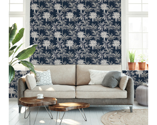 Wohnzimmer mit Sofa und Wandtapete mit Pflanzenmuster