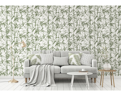 Wohnzimmer mit Bambustapete, Sofa und Beistelltischen für ein helles Ambiente.