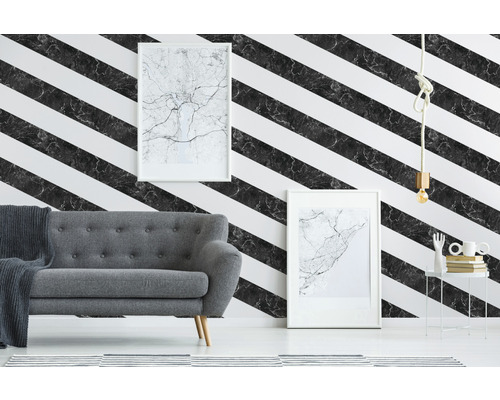 Wohnzimmer mit grauem Sofa vor einer Wand mit diagonal gestreifter Tapete