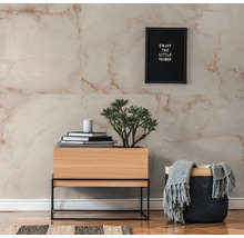 Wandgestaltung mit Marmorfliesen in heller Farbgebung, kombiniert mit einem Holzschrank auf Metallgestell und dekorativen Accessoires.